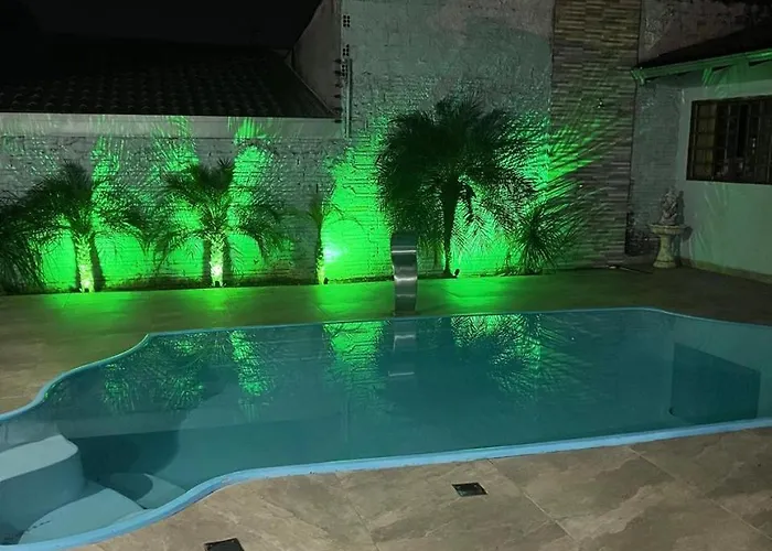 Residencia Com Piscina E Otima Localizao